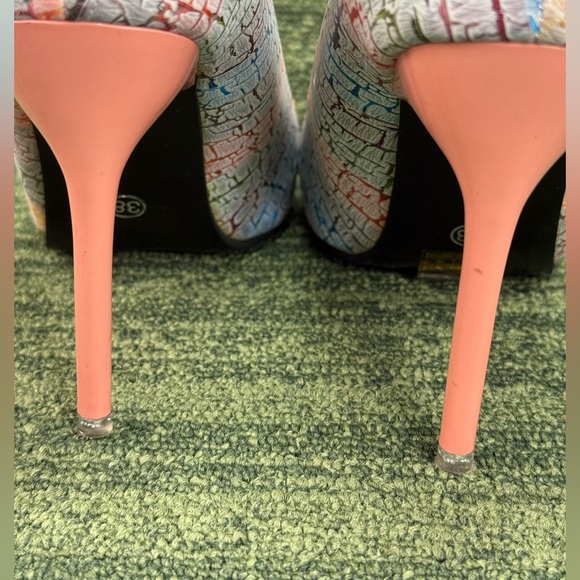 Wenfuni High Heels/Stilettos Ladies Footwear. Size 7.5 US / 38 E. - Picture 4 of 9